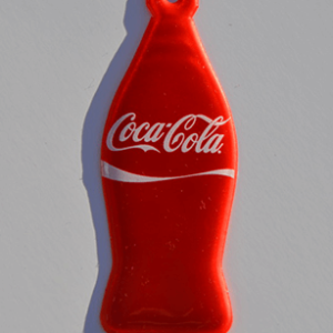 Przykładowa realizacja miękkiej zawieszki odblaskowej w kształcie butelki Coca Cola
